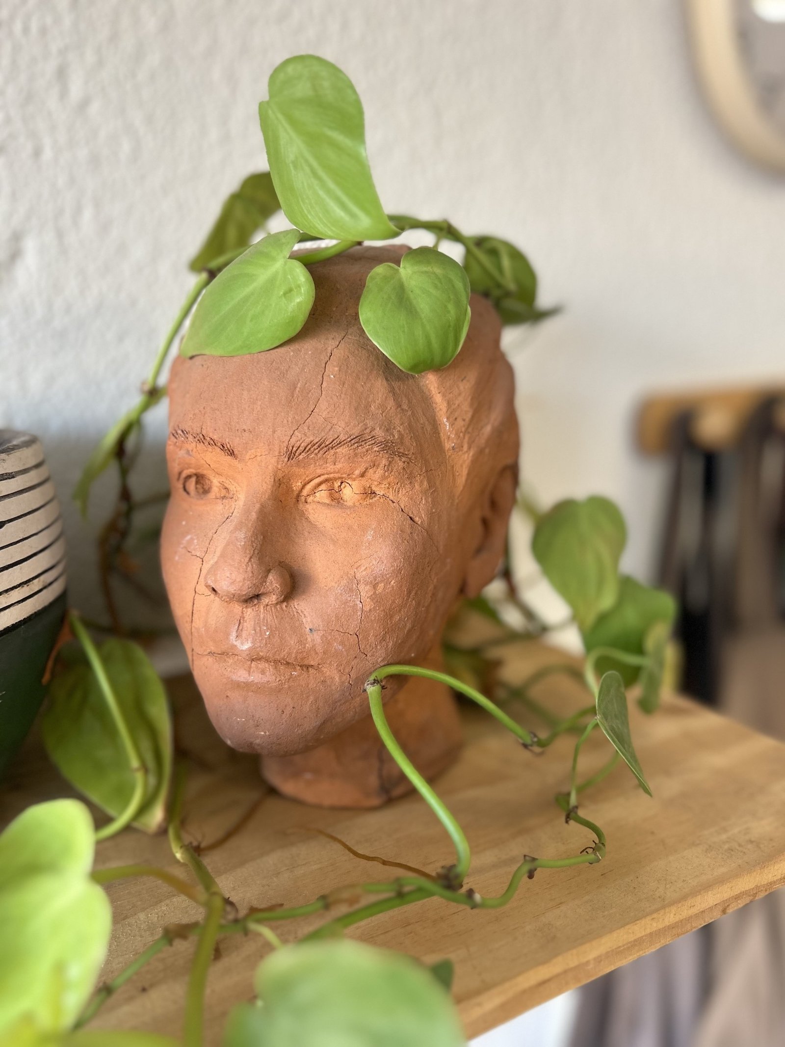 O autorretrato em escultura, primeira peça que Madu fez com autonomia, em 2019. Hoje fica no ateliê.