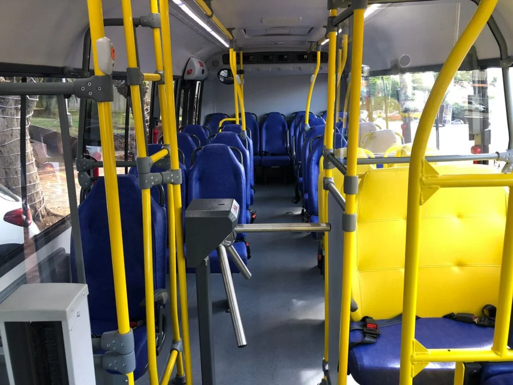 Moradores do Márcia Fernandes caminham quase 1 km até o ponto de ônibus; vereador cobra extensão da linha