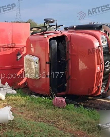 Caminhão tomba e derrama 100 litros de diesel no retorno da melhor rodovia do Brasil; melhor para quem?