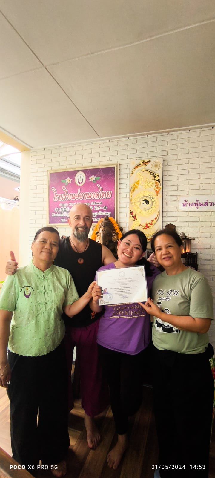 Com os mestres na Tailândia, onde Thassiana estudou a Nuad Thai, a massagem tradicional que é Patrimônio da Humanidade pela UNESCO. (Acervo pessoal)