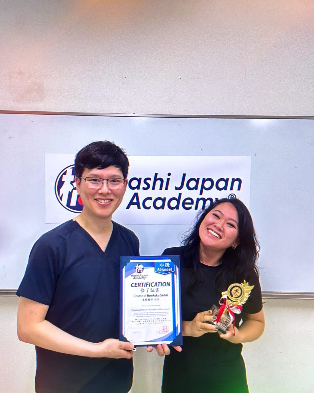 A certificação do curso de Shiatsu, realizado no Japão, a terra das suas raízes. (Acervo pessoal)