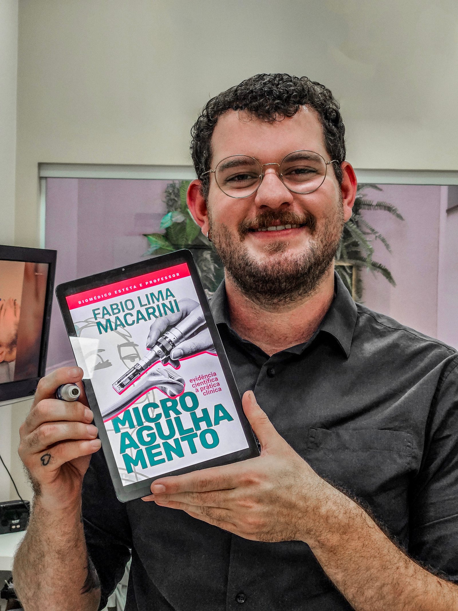 Livro de biomédico daqui sobre microagulhamento entra para o Top 50 da Amazon