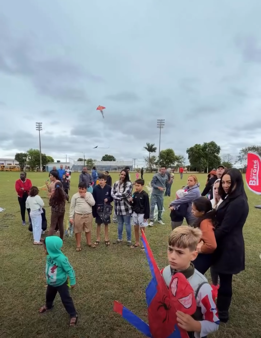 Gente de todas as idades reunida no campo. (Reprodução/@chiquinhooboigues)