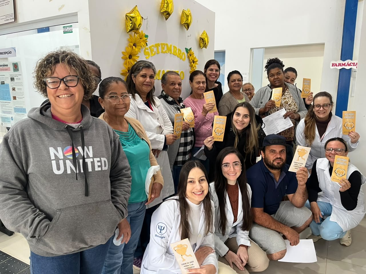 Equipe e comunidade na ação de Setembro Amarelo na ESF do Salvador Costa. (Assessoria de Comunicação/Prefeitura)