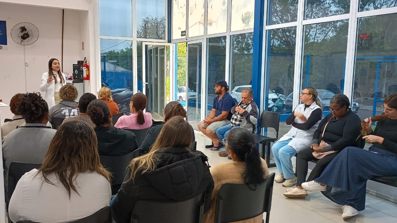 Palestra sobre saúde mental e valorização da vida reuniu moradores na unidade. (Assessoria de Comunicação/Prefeitura)