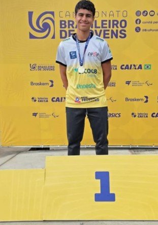 Atleta de Álvares Machado no alto do pódio, durante o Campeonato Brasileiro de Jovens, em São Paulo. (Divulgação)