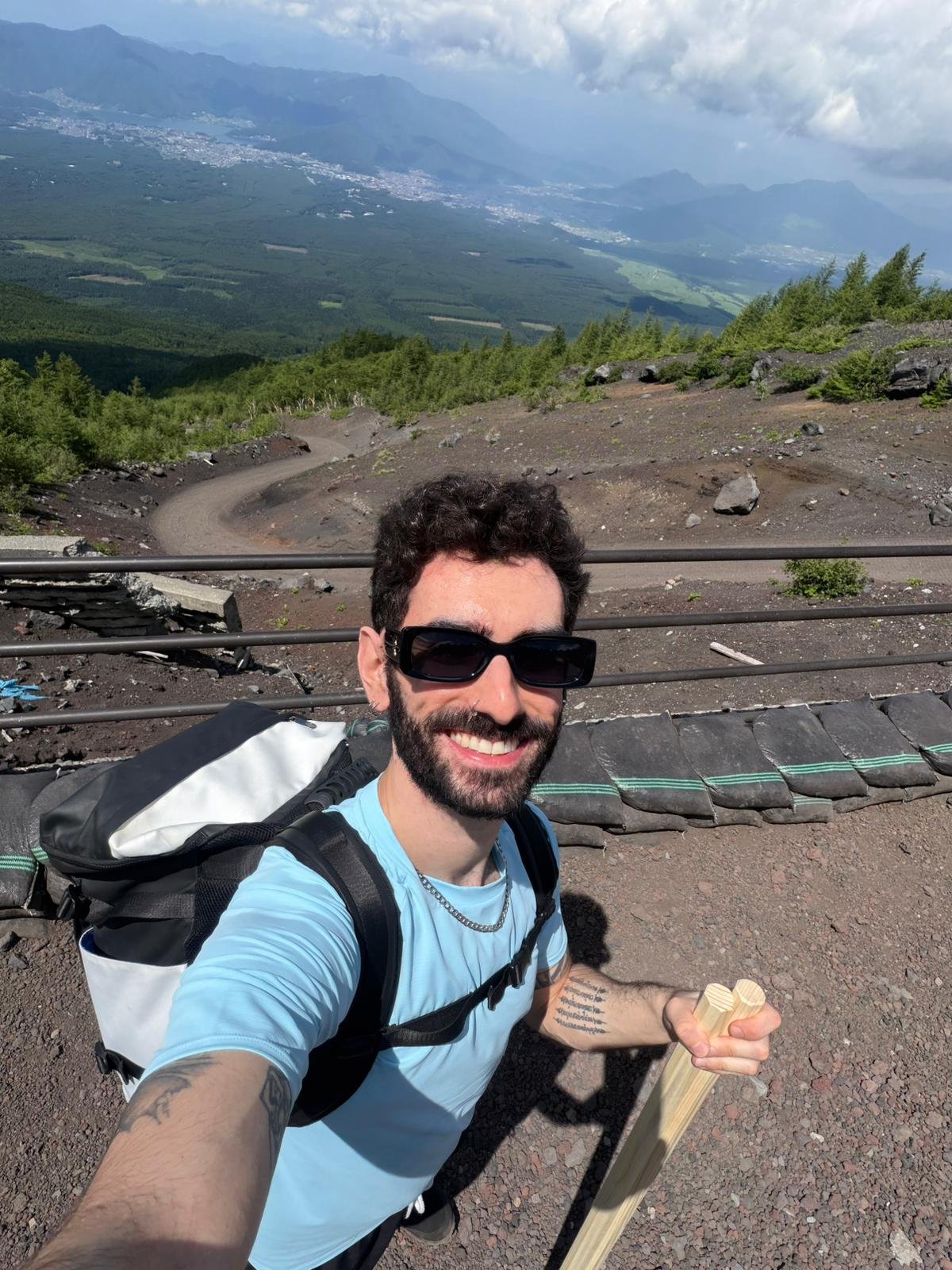 João numa das trilhas do Fuji, com o vale e as cidades japonesas lá embaixo. (Arquivo pessoal)