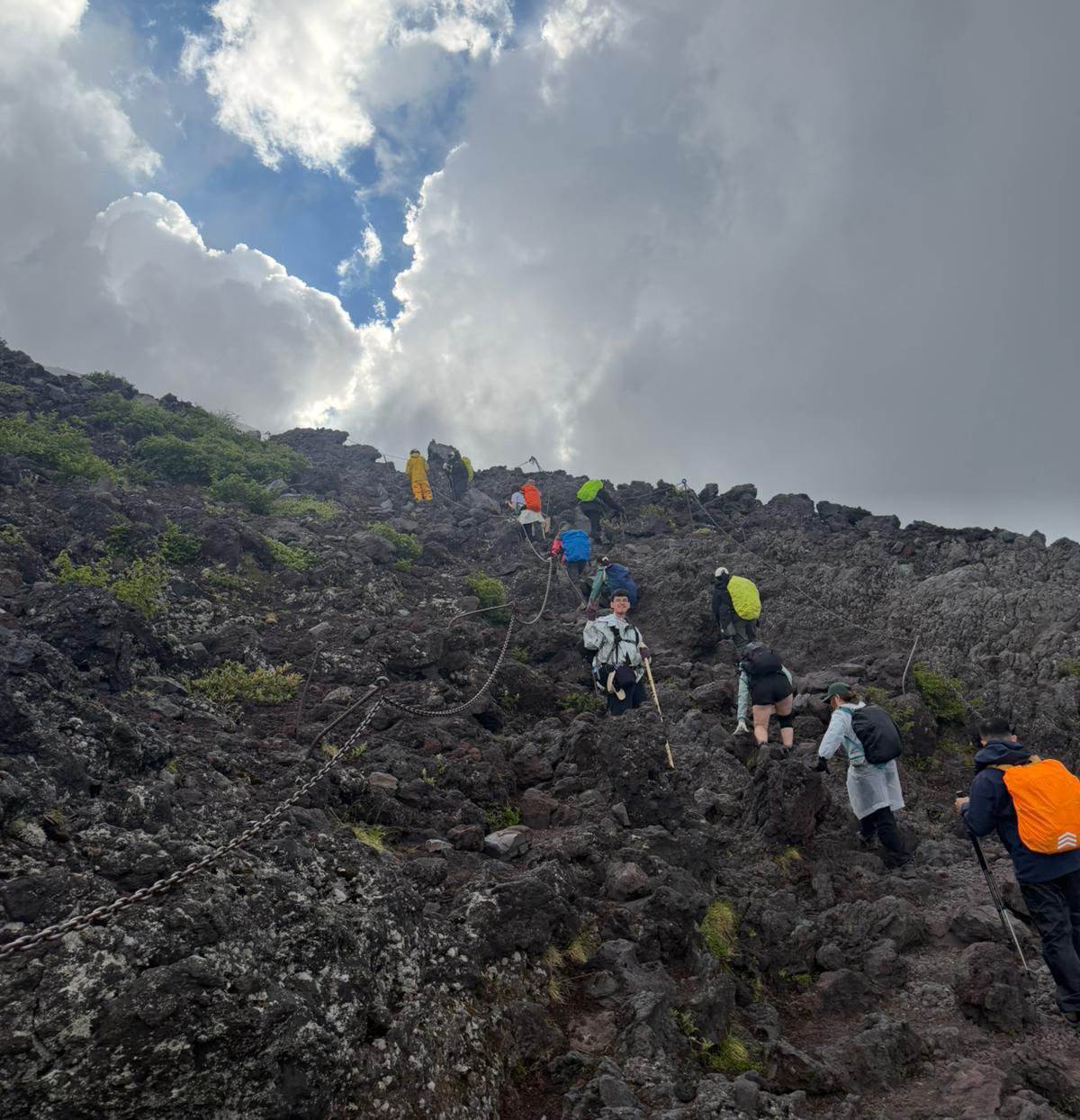 A subida é íngreme e, em muitos trechos, é preciso literalmente escalar pedras usando correntes. (Arquivo pessoal)