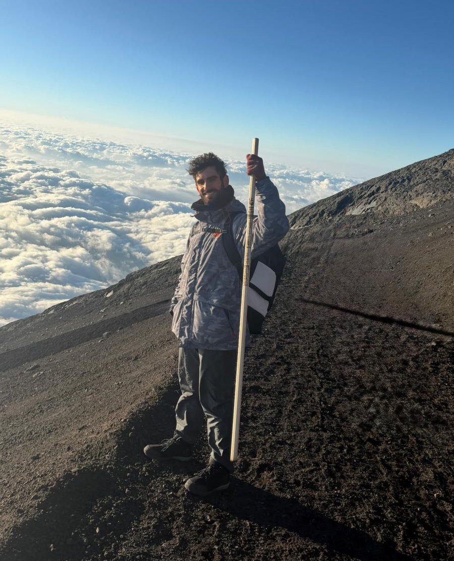 Acima das nuvens, com o bastão tradicional dos escaladores do Fuji na mão. (Arquivo pessoal)