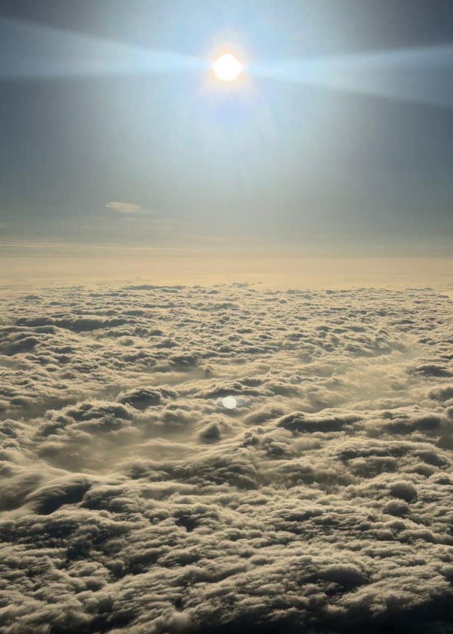 Acima das nuvens, ver o sol nascer foi, para ele, a parte mais emocionante da aventura. (Arquivo pessoal)