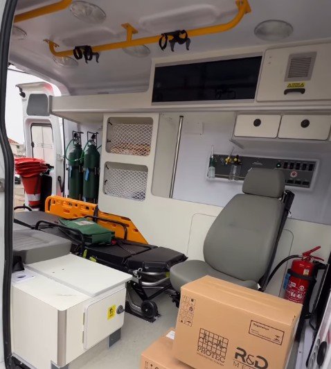 Por dentro da ambulância: cilindros de oxigênio, prancha rígida, maca e equipamento de suporte à vida. (Reprodução/Chiquinho Boigues)
